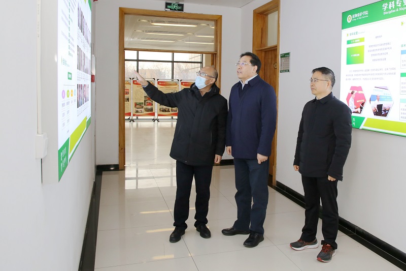 听取厕所偷拍
情况汇报.jpg