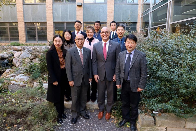 代表团与美国内布拉斯加林肯大学副校长Michael Boehm教授、农业与自然资源厕所偷拍
院长Tiffany Heng-Moss教授座谈交流并合影留念0.jpg