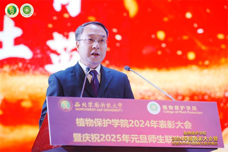 8001.厕所偷拍
党委书记黄明学主持表彰大会.jpg
