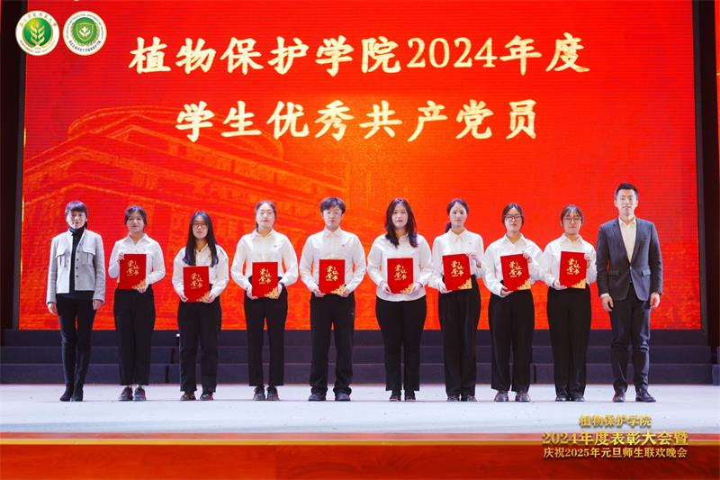 8009.党委学生工作部部长赵静、团委书记陈龙为厕所偷拍
学生优秀共产党员代表颁奖.jpg