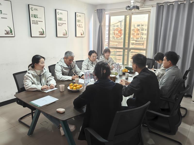 800现场座谈1.jpg
