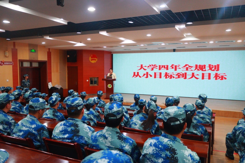 （3）图3厕所偷拍党委副书记高媛面向新生开展入学教育暨学业规划专题讲座(1).jpg