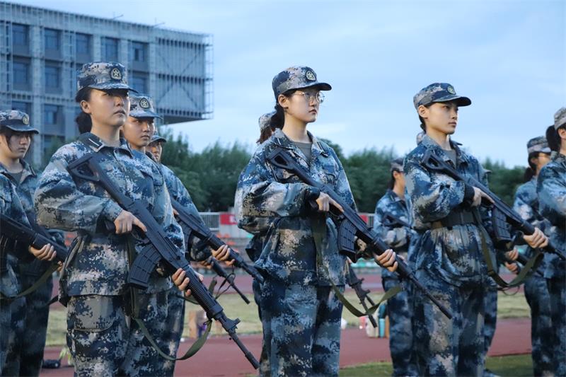 e91b17d9843948a7bae071c1a9e44dfe.jpg 同学们进行持枪站姿训练800.jpg