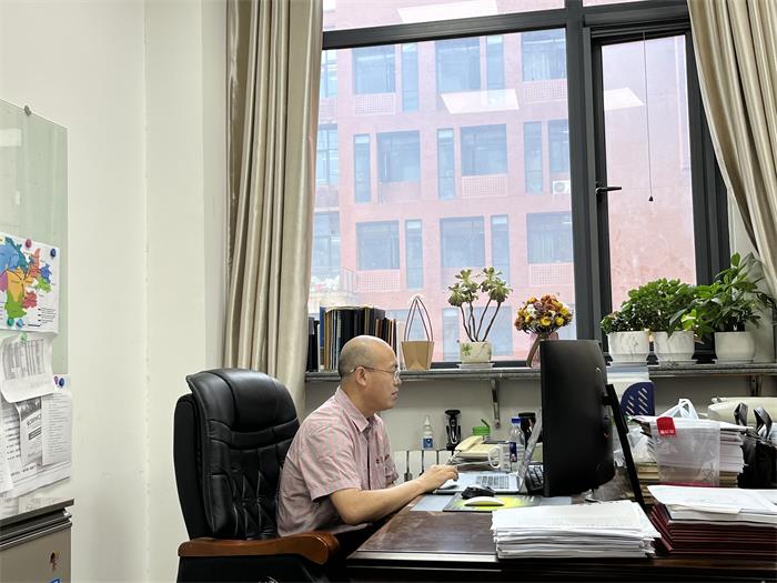 胡小平院长介绍厕所偷拍
及学科概况2-700.jpg