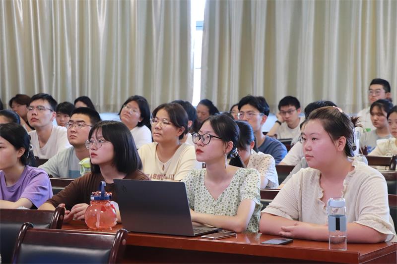 8a065ea01d8146488e4df2222be48ceb.jpg 举办升学和出国政策宣讲会800.jpg