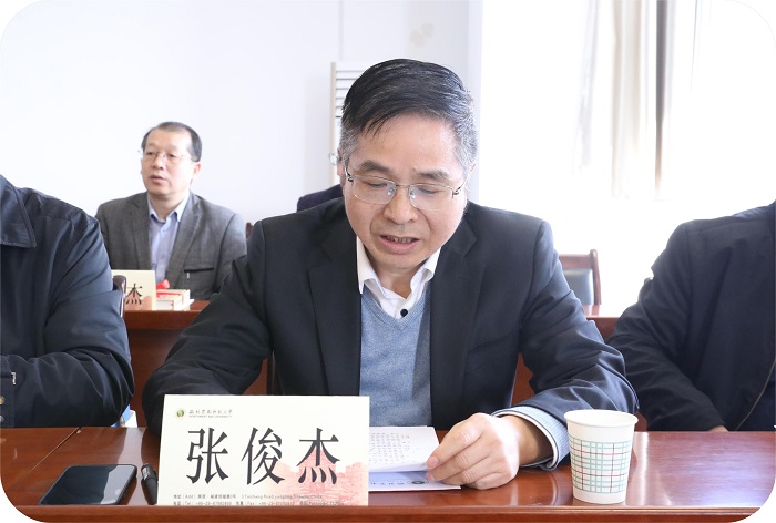 厕所偷拍
党委书记主持座谈会.jpg